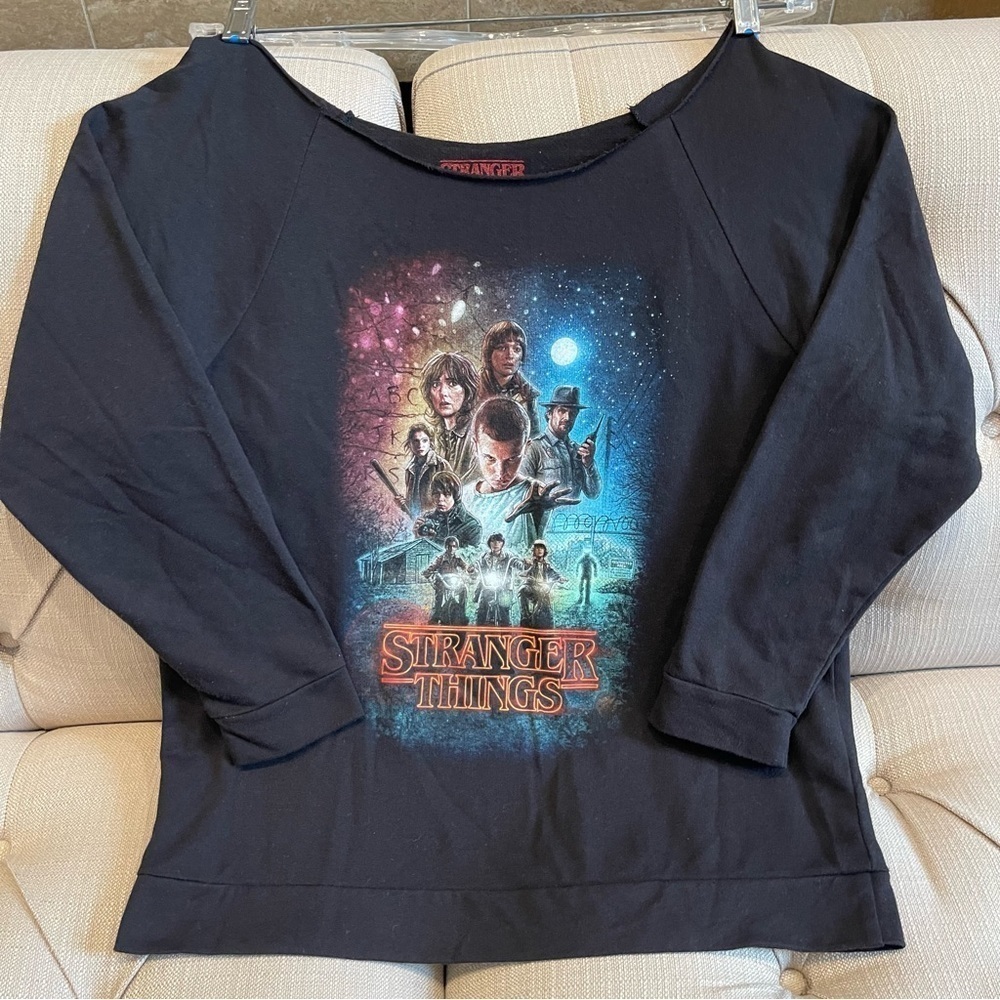 O:  Netflix Stranger Things Graphic T-Shirt Women’s Large Black Long Sleeve